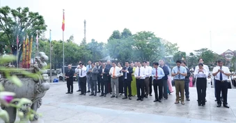 Dâng hoa, dâng hương kỷ niệm 81 năm Khởi nghĩa Ba Tơ
