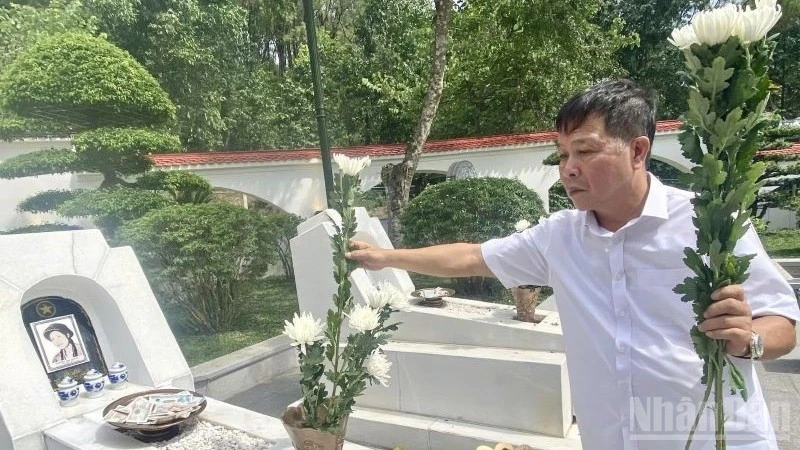 Dâng hương các liệt sĩ trong hành trình tháng 7 tri ân Dâng hương các liệt sĩ trong hành trình tháng 7 tri ân