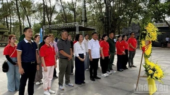 Dâng hương các liệt sĩ trong hành trình tháng 7 tri ân