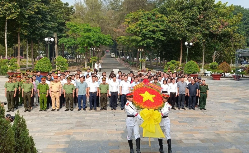 Dâng hương tưởng nhớ, tri ân các Anh hùng - Liệt sĩ tại Tây Ninh Dâng hương tưởng nhớ, tri ân các Anh hùng - Liệt sĩ tại Tây Ninh