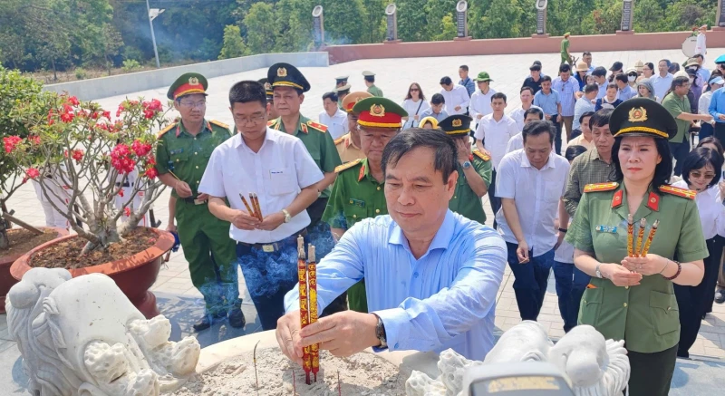 Dâng hương tưởng nhớ, tri ân các Anh hùng - Liệt sĩ tại Tây Ninh Dâng hương tưởng nhớ, tri ân các Anh hùng - Liệt sĩ tại Tây Ninh