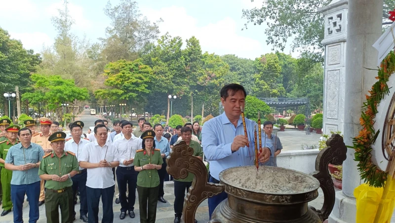Dâng hương tưởng nhớ, tri ân các Anh hùng - Liệt sĩ tại Tây Ninh Dâng hương tưởng nhớ, tri ân các Anh hùng - Liệt sĩ tại Tây Ninh