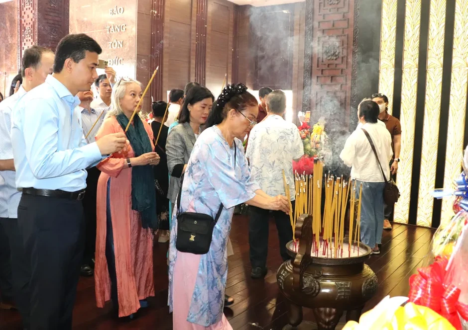 Dâng hương tưởng niệm 46 năm ngày mất Chủ tịch Tôn Đức Thắng Dâng hương tưởng niệm 46 năm ngày mất Chủ tịch Tôn Đức Thắng