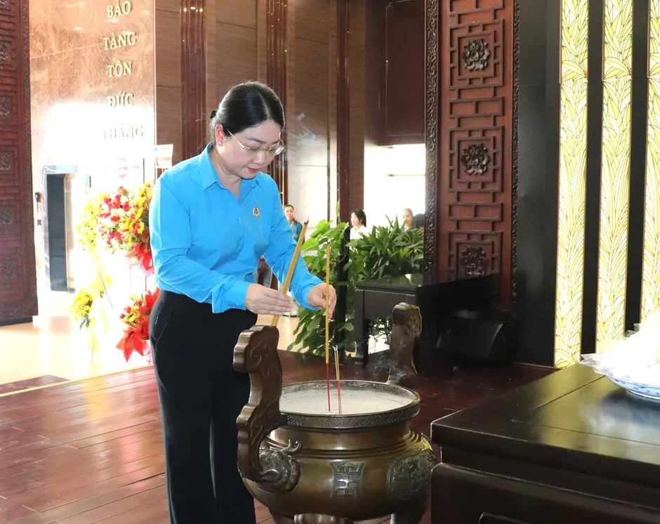 Dâng hương tưởng niệm 46 năm ngày mất Chủ tịch Tôn Đức Thắng Dâng hương tưởng niệm 46 năm ngày mất Chủ tịch Tôn Đức Thắng