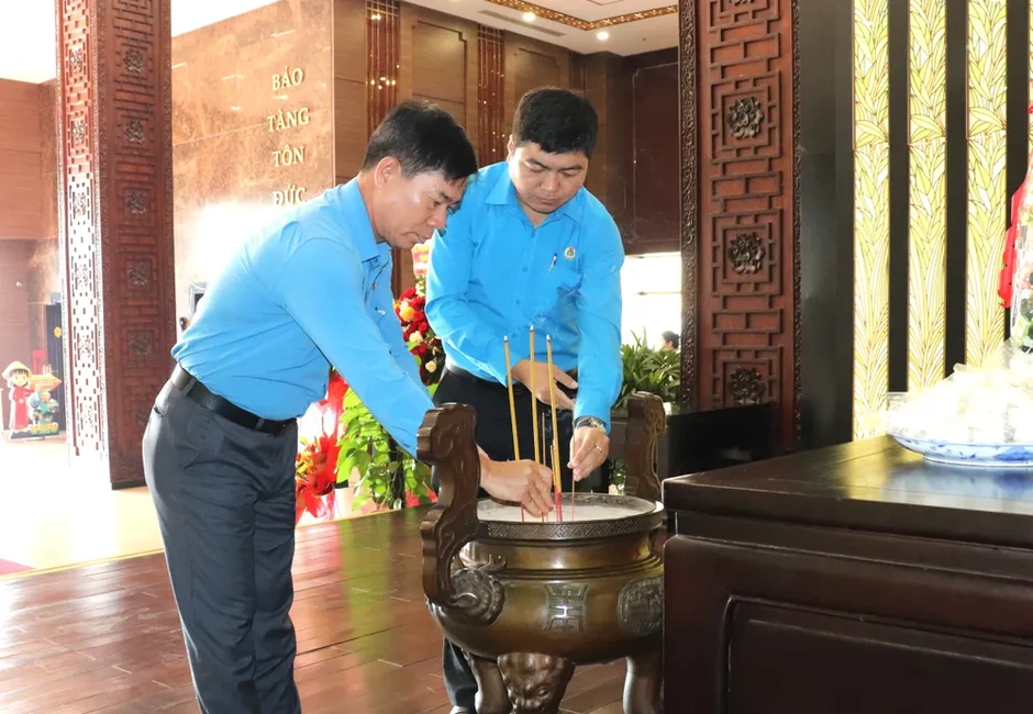 Dâng hương tưởng niệm 46 năm ngày mất Chủ tịch Tôn Đức Thắng Dâng hương tưởng niệm 46 năm ngày mất Chủ tịch Tôn Đức Thắng