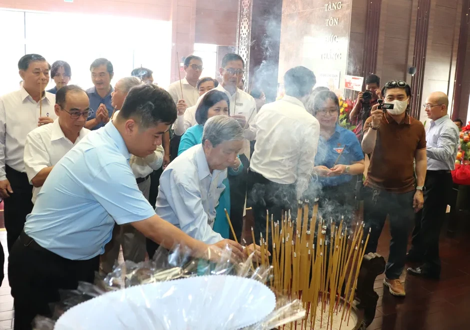 Dâng hương tưởng niệm 46 năm ngày mất Chủ tịch Tôn Đức Thắng Dâng hương tưởng niệm 46 năm ngày mất Chủ tịch Tôn Đức Thắng