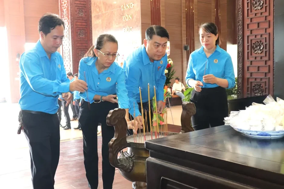 Dâng hương tưởng niệm 46 năm ngày mất Chủ tịch Tôn Đức Thắng Dâng hương tưởng niệm 46 năm ngày mất Chủ tịch Tôn Đức Thắng