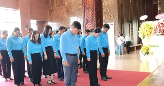 Dâng hương tưởng niệm 46 năm ngày mất Chủ tịch Tôn Đức Thắng