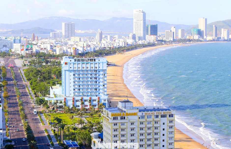 Đang tháo dỡ khách sạn ven biển Gia Lai để lấy lại ‘đất vàng’