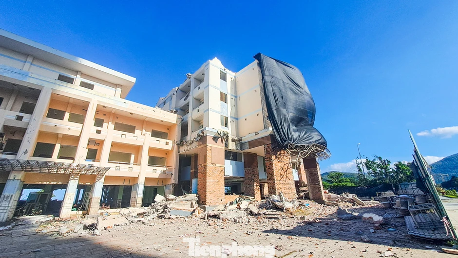 Đang tháo dỡ khách sạn ven biển Gia Lai để lấy lại ‘đất vàng’