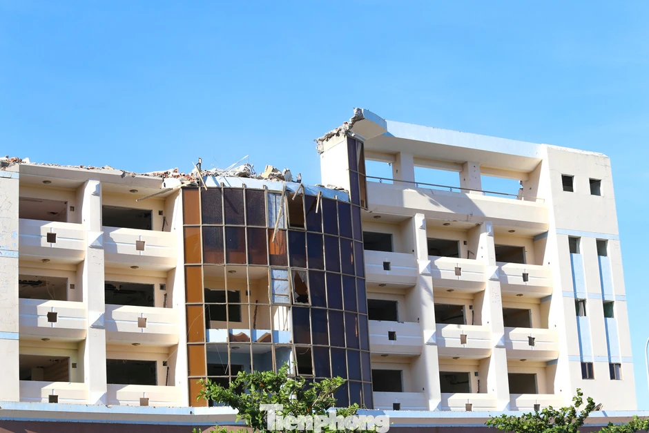 Đang tháo dỡ khách sạn ven biển Gia Lai để lấy lại ‘đất vàng’