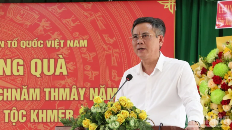 Đảng ủy Mặt trận Tổ quốc Việt Nam thăm và tặng quà đồng bào dân tộc Khmer tại thành phố Cần Thơ Đảng ủy Mặt trận Tổ quốc Việt Nam thăm và tặng quà đồng bào dân tộc Khmer tại thành phố Cần Thơ