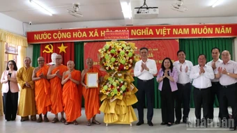 Đảng ủy Mặt trận Tổ quốc Việt Nam thăm và tặng quà đồng bào dân tộc Khmer tại thành phố Cần Thơ
