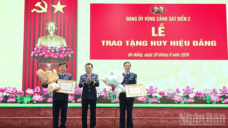 Đảng ủy Vùng Cảnh sát biển 2 trao tặng Huy hiệu Đảng Đảng ủy Vùng Cảnh sát biển 2 trao tặng Huy hiệu Đảng