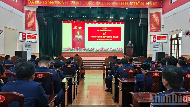 Đảng ủy Vùng Cảnh sát biển 2 trao tặng Huy hiệu Đảng Đảng ủy Vùng Cảnh sát biển 2 trao tặng Huy hiệu Đảng