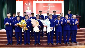 Đảng ủy Vùng Cảnh sát biển 2 trao tặng Huy hiệu Đảng