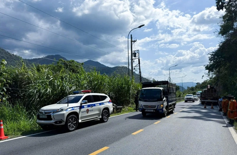 Đánh sập khối đá chênh vênh rình rập hiểm nguy trên đèo Bảo Lộc Đánh sập khối đá chênh vênh rình rập hiểm nguy trên đèo Bảo Lộc