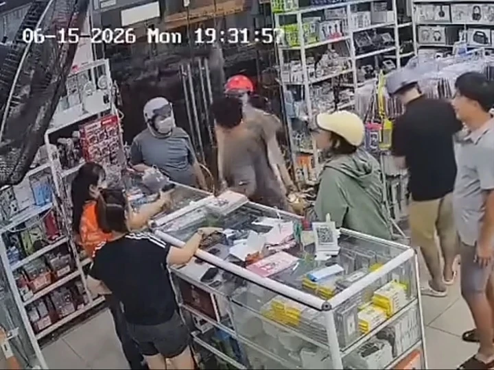Danh tính người đàn ông xô ngã bé gái, đấm vào mặt người mẹ xôn xao MXH Danh tính người đàn ông xô ngã bé gái, đấm vào mặt người mẹ xôn xao MXH