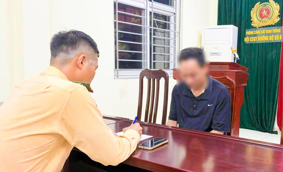 Danh tính người điều khiển ô tô ủi một CSGT rồi tăng ga bỏ chạy trên phố Hà Nội Danh tính người điều khiển ô tô ủi một CSGT rồi tăng ga bỏ chạy trên phố Hà Nội