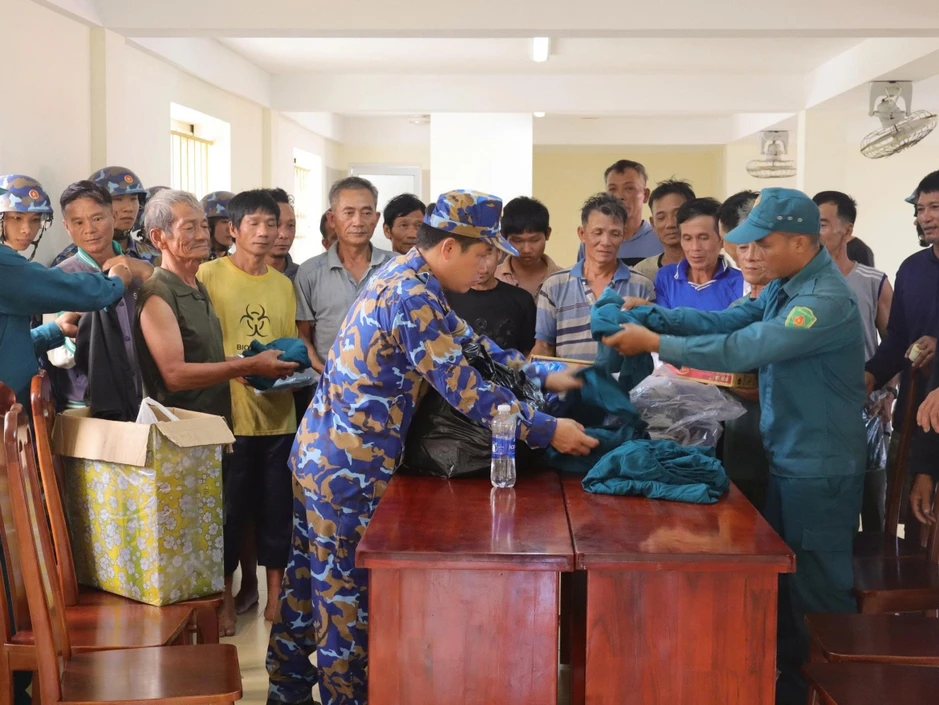 Đảo Đá Tây tiếp nhận, hỗ trợ 33 ngư dân tàu cá Quảng Ngãi gặp nạn Đảo Đá Tây tiếp nhận, hỗ trợ 33 ngư dân tàu cá Quảng Ngãi gặp nạn