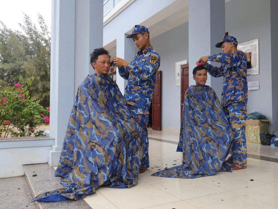 Đảo Đá Tây tiếp nhận, hỗ trợ 33 ngư dân tàu cá Quảng Ngãi gặp nạn Đảo Đá Tây tiếp nhận, hỗ trợ 33 ngư dân tàu cá Quảng Ngãi gặp nạn