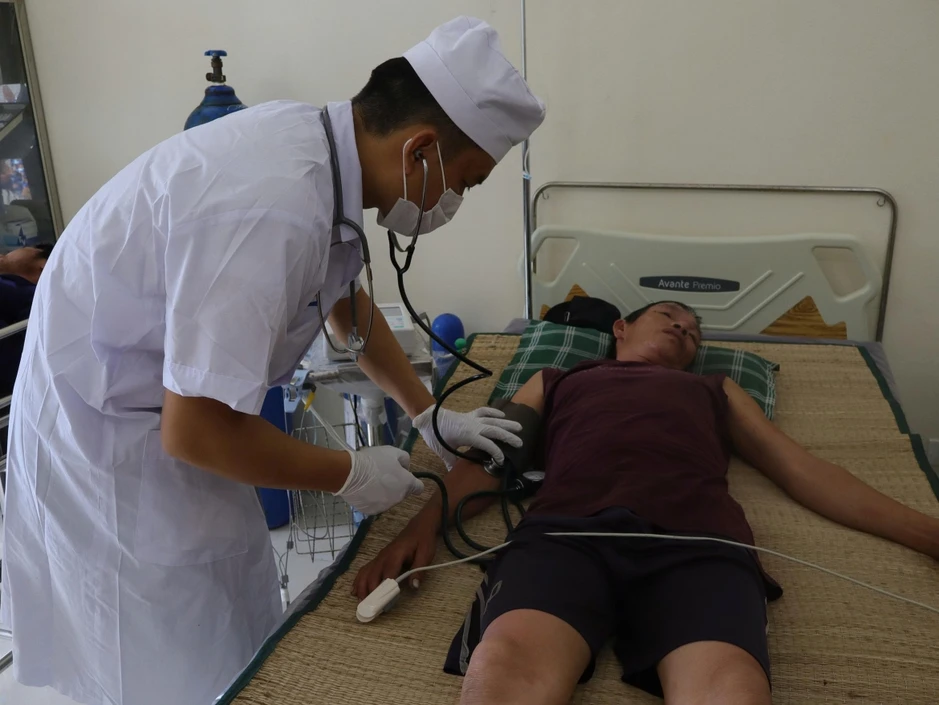 Đảo Đá Tây tiếp nhận, hỗ trợ 33 ngư dân tàu cá Quảng Ngãi gặp nạn Đảo Đá Tây tiếp nhận, hỗ trợ 33 ngư dân tàu cá Quảng Ngãi gặp nạn