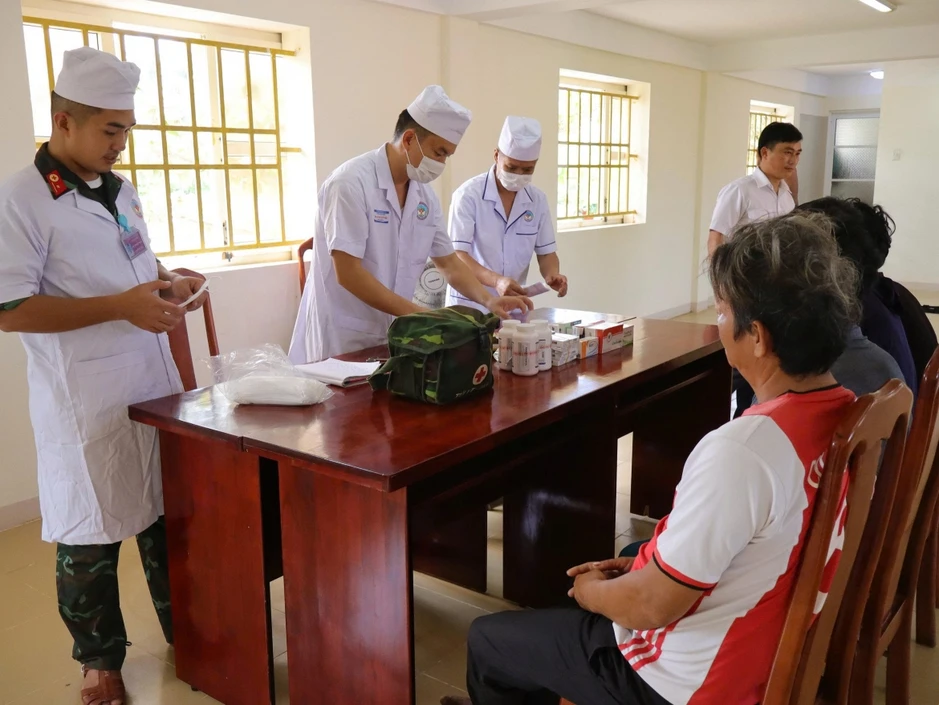 Đảo Đá Tây tiếp nhận, hỗ trợ 33 ngư dân tàu cá Quảng Ngãi gặp nạn Đảo Đá Tây tiếp nhận, hỗ trợ 33 ngư dân tàu cá Quảng Ngãi gặp nạn