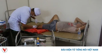 Đảo Đá Tây tiếp nhận, hỗ trợ 33 ngư dân tàu cá Quảng Ngãi gặp nạn