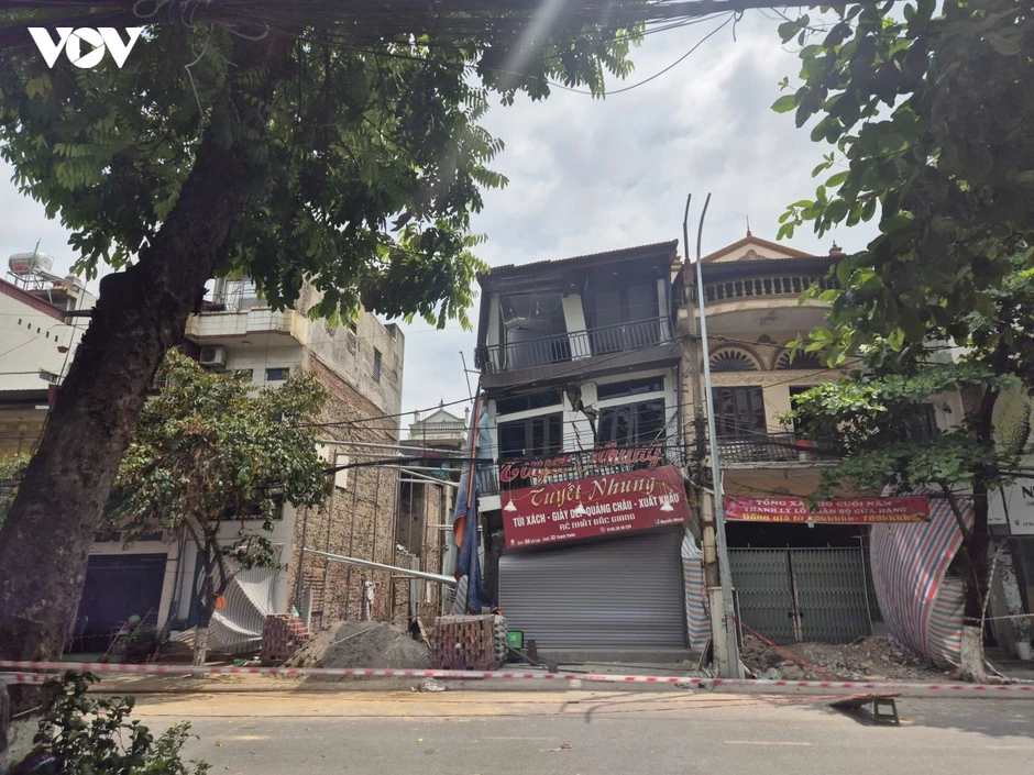Đào móng công trình khiến nhà hàng xóm nứt gãy, biến dạng Đào móng công trình khiến nhà hàng xóm nứt gãy, biến dạng