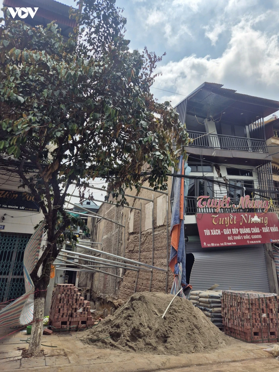 Đào móng công trình khiến nhà hàng xóm nứt gãy, biến dạng Đào móng công trình khiến nhà hàng xóm nứt gãy, biến dạng