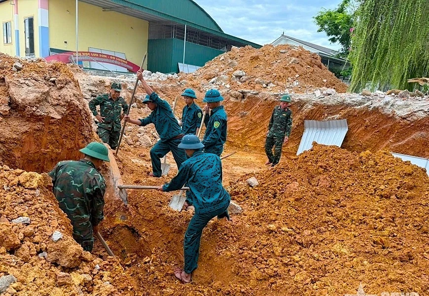 Đào móng xây trường học, phát hiện quả bom nặng 250kg còn nguyên kíp nổ Đào móng xây trường học, phát hiện quả bom nặng 250kg còn nguyên kíp nổ