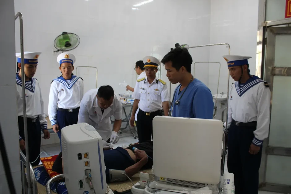 Đảo Song Tử Tây cấp cứu khẩn cấp ngư dân bị liệt nửa người do lặn sâu