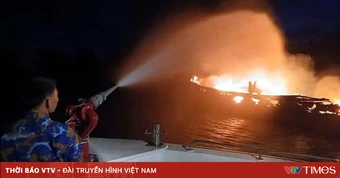 Dập tắt đám cháy, cứu hộ 3 tàu cá tại cảng Hồng Anh (Ninh Bình)