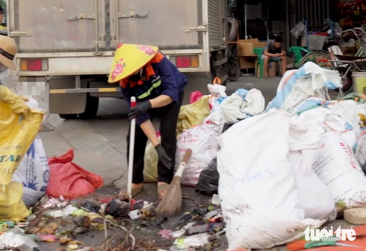 Dập tắt vụ cháy bãi rác gần nửa tháng, dân chưa cho xe đổ rác tiếp Dập tắt vụ cháy bãi rác gần nửa tháng, dân chưa cho xe đổ rác tiếp