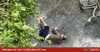 Đạp xe giữa mưa lớn, người đàn ông 63 tuổi ngã xuống mương suối
