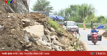 Đất đá sạt lở tràn xuống sát đường xe chạy trên Quốc lộ 4D