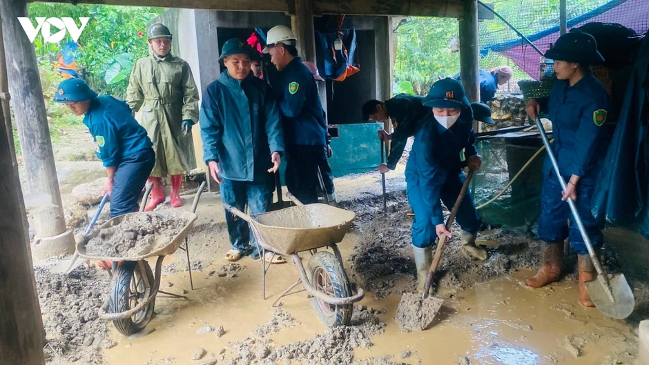 Đất đá vùi kín hàng trăm mét mặt đường sau lũ ống ở Minh Lương, Lào Cai
