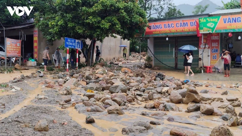 Đất đá vùi kín hàng trăm mét mặt đường sau lũ ống ở Minh Lương, Lào Cai