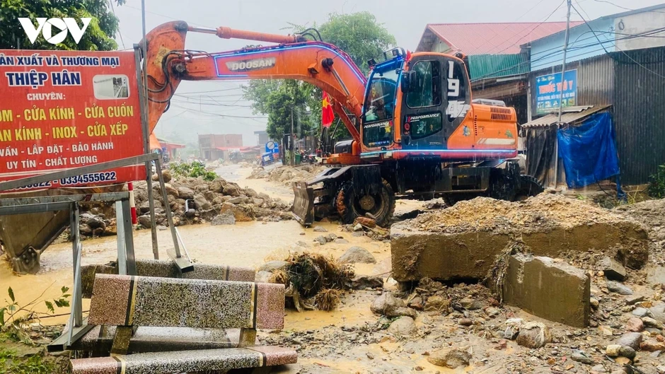 Đất đá vùi kín hàng trăm mét mặt đường sau lũ ống ở Minh Lương, Lào Cai