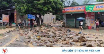 Đất đá vùi kín hàng trăm mét mặt đường sau lũ ống ở Minh Lương, Lào Cai