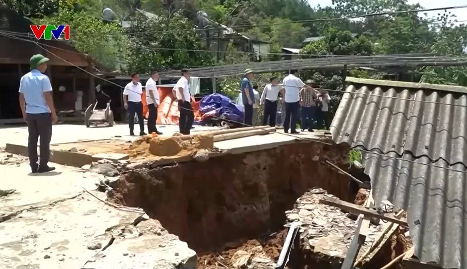Đất ngấm nước sau nhiều ngày mưa lớn ở Lào Cai, nguy cơ sạt lở cao
