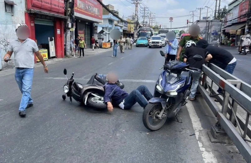 Đầu bạc ẩu đả đầu xanh chỉ vì xin mà không được nhường đường Đầu bạc ẩu đả đầu xanh chỉ vì xin mà không được nhường đường