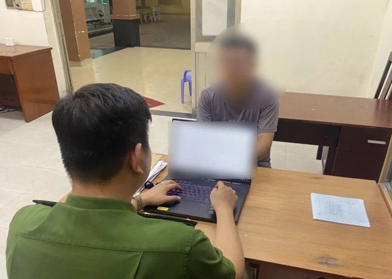 Đầu bạc ẩu đả đầu xanh chỉ vì xin mà không được nhường đường Đầu bạc ẩu đả đầu xanh chỉ vì xin mà không được nhường đường