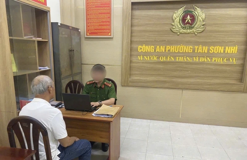 Đầu bạc ẩu đả đầu xanh chỉ vì xin mà không được nhường đường Đầu bạc ẩu đả đầu xanh chỉ vì xin mà không được nhường đường