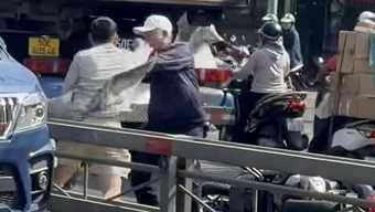 Đầu bạc ẩu đả đầu xanh chỉ vì xin mà không được nhường đường