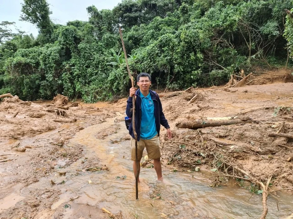 Dấu chân phóng viên trong mùa lũ dữ Dấu chân phóng viên trong mùa lũ dữ