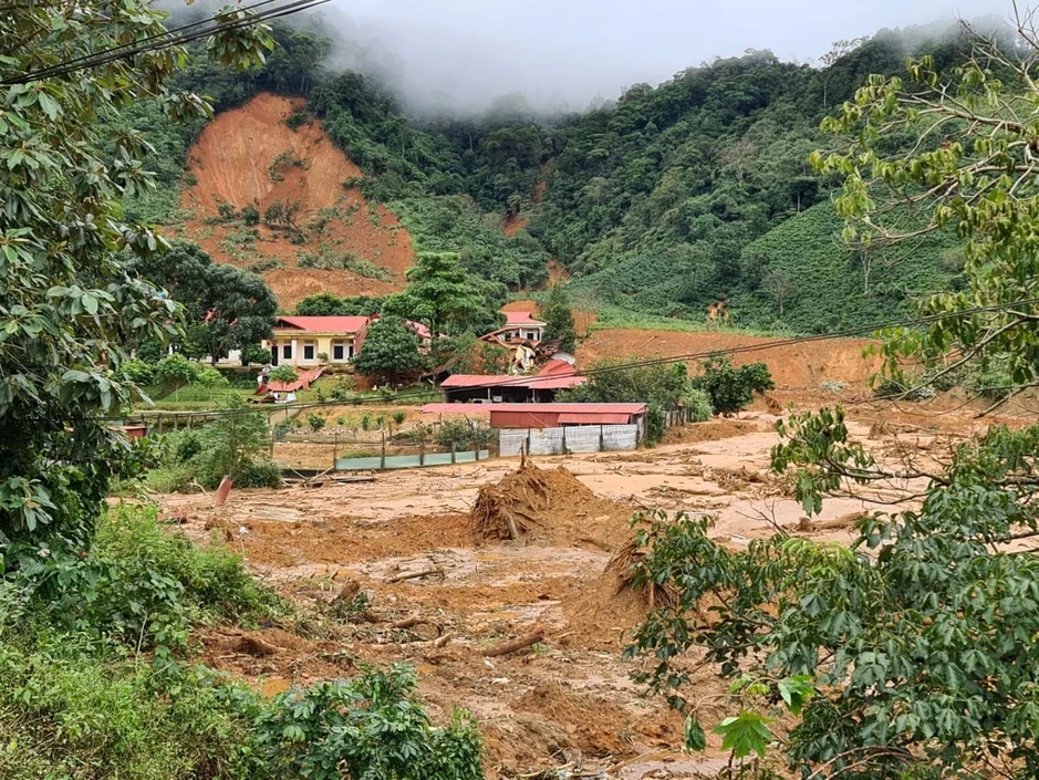 Dấu chân phóng viên trong mùa lũ dữ Dấu chân phóng viên trong mùa lũ dữ