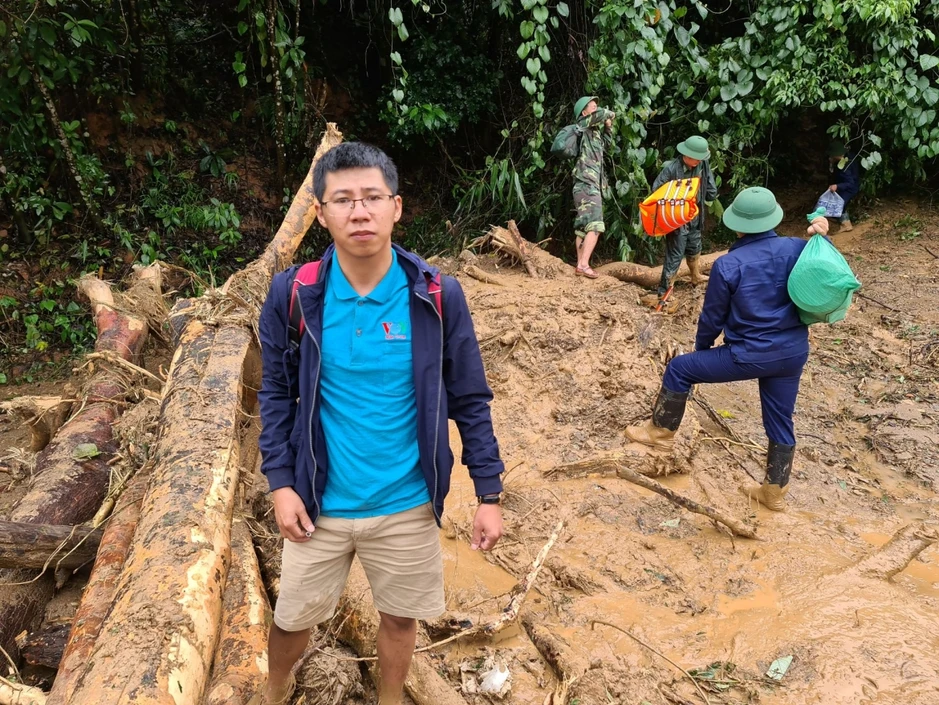 Dấu chân phóng viên trong mùa lũ dữ Dấu chân phóng viên trong mùa lũ dữ