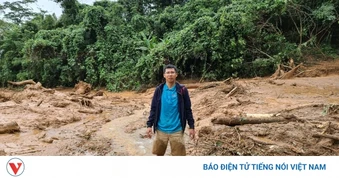 Dấu chân phóng viên trong mùa lũ dữ