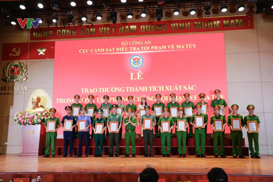 Đấu tranh tội phạm ma túy phải đánh cả đường dây, bắt đối tượng cầm đầu, truy xét tận cùng Đấu tranh tội phạm ma túy phải đánh cả đường dây, bắt đối tượng cầm đầu, truy xét tận cùng